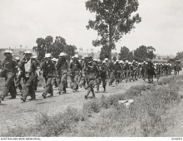 THE KANGAROOS MARCHING TO SYDNEY, DECEMBER 1915 - COLLECTION H16093 - AUSTRALIAN WAR MEMORIAL.